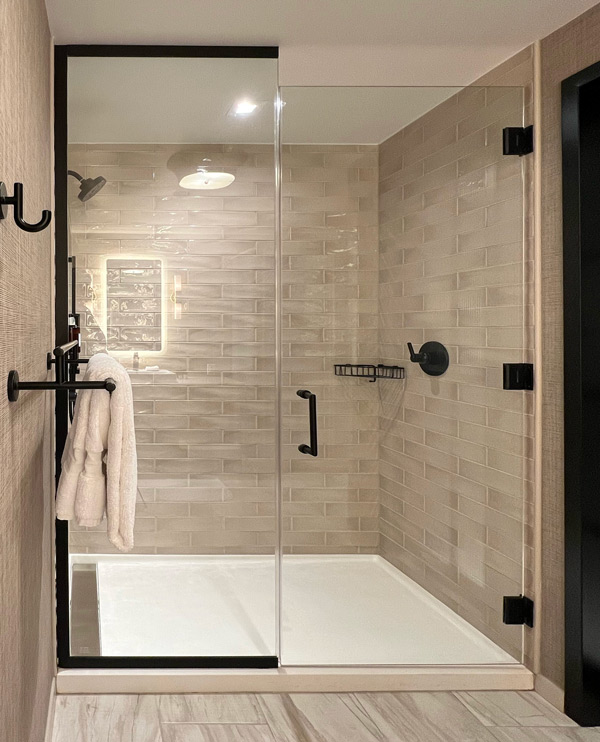 Malibu Custom swing shower